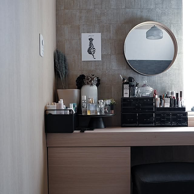 Bedroom,モノトーン,北欧,シンプルインテリア,ふたり暮らし,ジャパンディ,ドレッサー,ドレッサーデスク,化粧台,メイクスペース,メイクコーナー,メイク収納,注文住宅,ローコスト住宅,狭小住宅,狭小3階建,木目調壁紙 syunの部屋