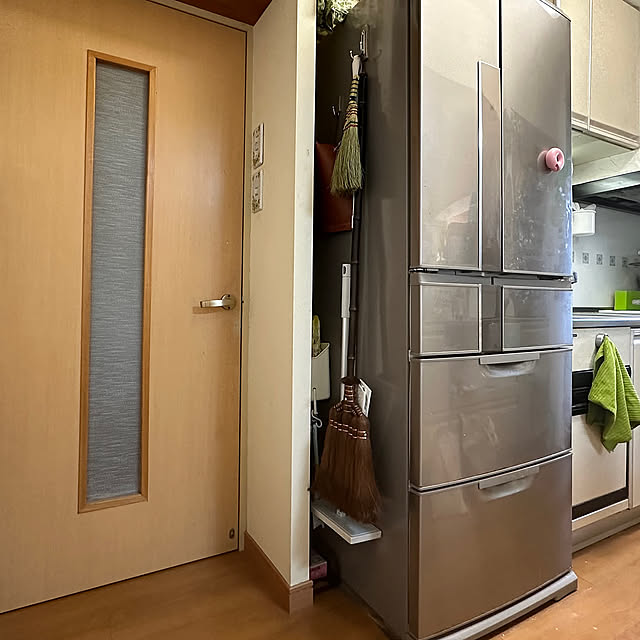 Kitchen,すぐ使える場所に,掃除用具は掛けて収納,複数枚投稿,フロワーワイパー,はりみ,棕櫚箒,コマンドフック ワイヤーフック,コマンドフック ワイヤーダブルフック,コマンドフック,使う場所に置く,おうちをキレイに保つ習慣,かける収納,隙間収納,デッドスペース活用,床ワイパー mizucchiの部屋