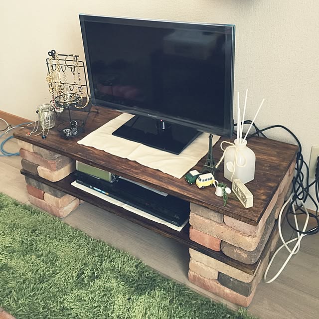 Lounge,レンガ,アクセサリー,テレビ台DIY,テレビ台,すのこ,フェイクグリーン,ブライワックス,100均,DIY,一人暮らし,カフェ風,アンティーク,3COINS,セリア,雑貨,ディスプレイ Kemomoの部屋