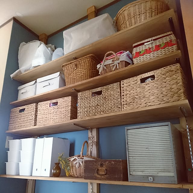 My Shelf,中古住宅,ディアウォール,ペンキ壁,ニトリのかご,古いものが好き,棚DIY,100均,無印良品,かご収納,古い引き出し,裁縫箱,カインズのペンキ,ミモザ,古道具,ガチャ柱,ペンキ壁DIY,whitycolors akooの部屋