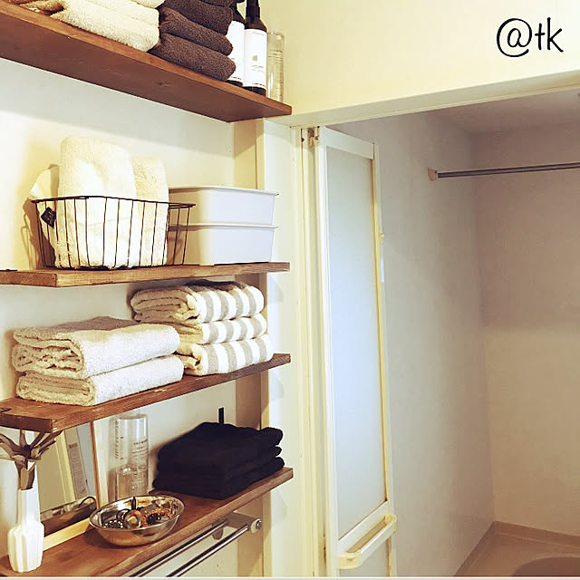 Bathroom,セリア,ダイソー,モノトーン 白黒,コロニー2139,棚DIY,築15年,セリア雑貨,セリア棚受け,狭い脱衣所,狭い脱衣所を有効に使う,アンティーク風,ニトリバスタオル,ヒオリエ,セリアワイヤーバスケット tomoの部屋