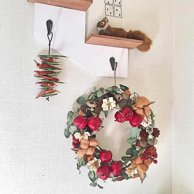 On Walls,リスちゃん,トウガラシ,ダイソーナチュラルパーツ,ハンドメイド,リース 手作り,クリスマスディスプレイ,クリスマス,100均,ダイソー,ダイソー ウォールシェルフ tirolの部屋
