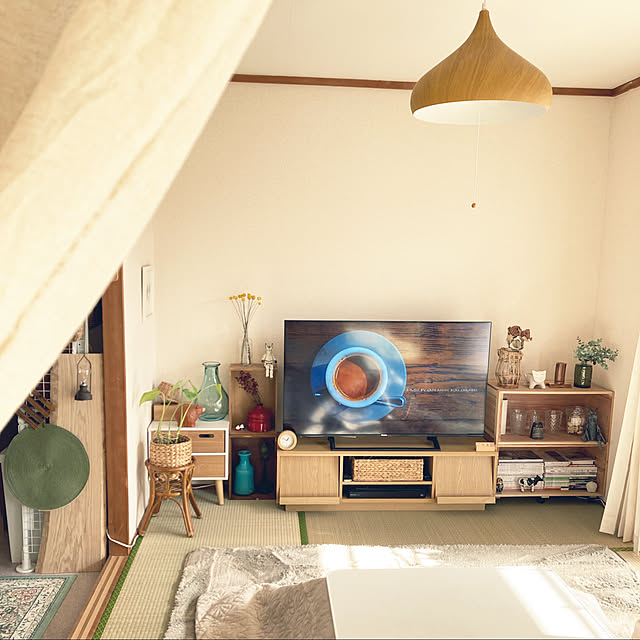 ニトリの照明,雑誌収納,フラワーベース,テレビボード,こたつのある部屋,ドライフラワー,りんご箱,テレビまわり,ふたり暮らし,心地よい暮らし,賃貸でも楽しく♪,古い賃貸,畳の部屋,Lounge,和室,ジャパンディ,和モダン,和と北欧 kurokoの部屋