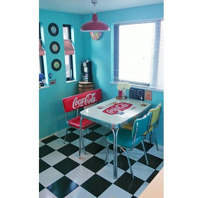 My Desk,アメリカンダイナー,ターコイズブルーの壁,ダイニングキッチン,コカ・コーラ,レコードの飾りはニジイロポニック,ニトリの電気カバー megcoの部屋