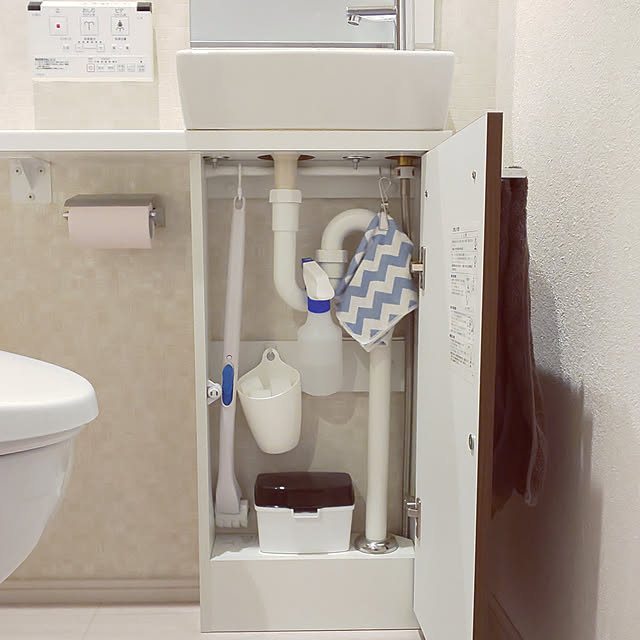 Bathroom,いつもありがとうございます♡,こどもと暮らす。,マンション暮らし,トイレ収納,つっぱり棒,S字フック,流せるトイレブラシ,100均収納 mamiの部屋