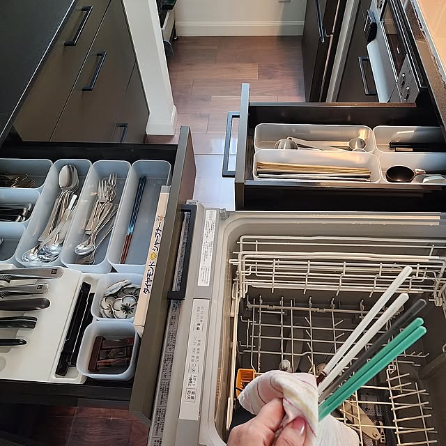Kitchen,キッチン収納,使いやすい収納,開けたらこんな感じ,省力化,一歩も動かず作業,食洗機,カトラリー収納,カトラリー 収納,使う場所の近くに収納する,ワンアクションで出し入れできる収納 75の部屋
