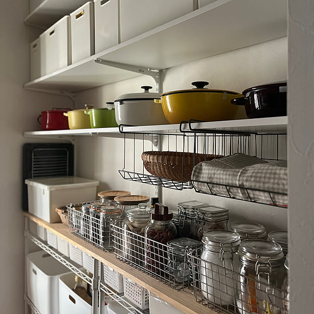 ストウブ鍋,ル・クルーゼ鍋,IKEA,ニトリ,無印良品,収納ボックス,ホームセンターで購入,棚DIY,スッキリ暮らしたい,ガラスキャニスター,ストック収納,見せる収納,パントリー収納,キッチン収納,Kitchen siosai10の部屋