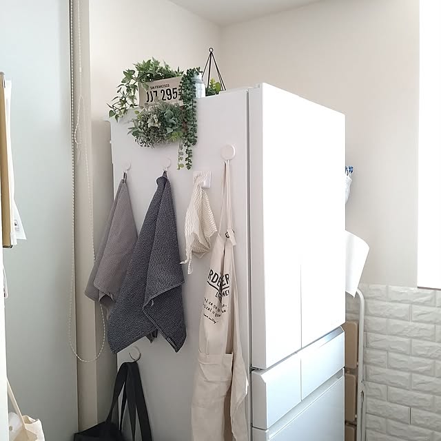 Kitchen,フック,無印良品,アルミフック,吊り下げ収納,冷蔵庫横,エプロン収納,フェイクグリーン,ニトリ,ダイソー,100均,100均アイテム yukoの部屋