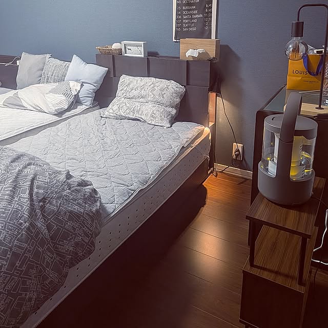 Bedroom,リズム,RHYTHM,くらしのリズムを整える,プールレス加湿器,プールレス加湿器　MIST250,モニター当選ありがとうございます,プールレス加湿器　ウォームグレー,男前インテリア,FunFun,サイドテーブルS字ラック,ブルーグレーの壁紙,IKEA　テーブルランプ SACHIの部屋