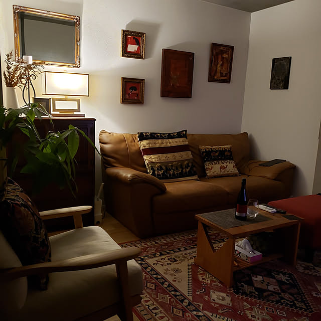 Lounge,団地,団地生活,団地暮らし,アンティーク,リノベーション,わが家の明かり,暖かみのある,間接照明,アンティーク風ラグ,アートのある暮らし,ワイングラス,古家具,赤ワイン,癒し nyagosanの部屋