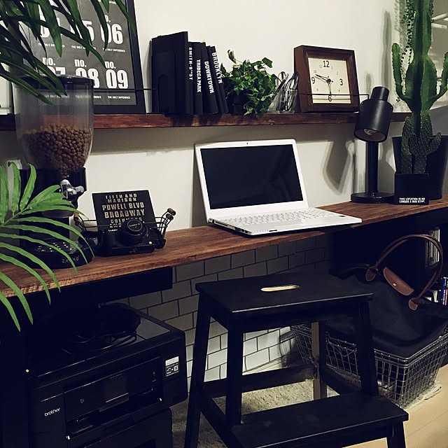 サボテン,IKEA,ステップスツール,DIY棚,DIY机,パソコン,フードディスペンサー,壁紙屋本舗,サブウェイタイル風壁紙,手作りブックカバー,セリア転写シール,デスクライト,時計,長机,My Shelf suikaの部屋