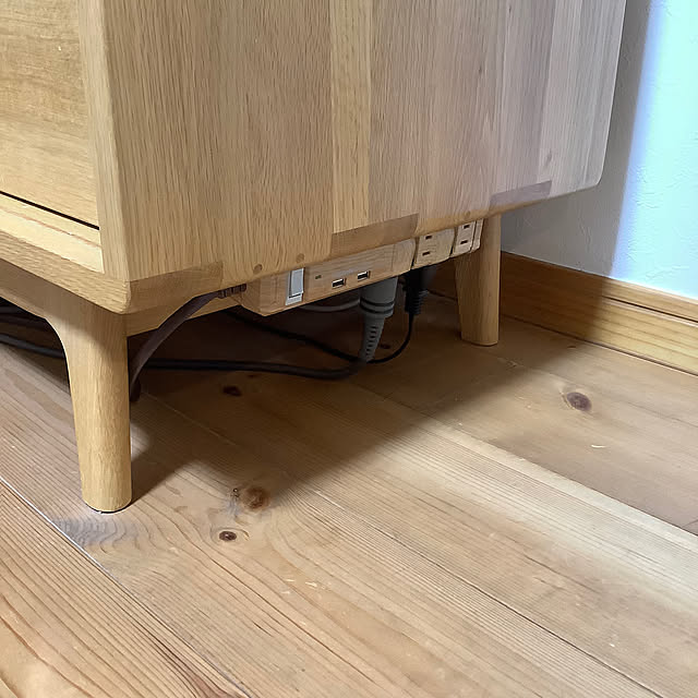 Lounge,スリーエム,浮かせる収納,カチッとホルダー,コマンドファスナー,無垢の床,電源タップ,電源タップ収納,傷だらけの床,(*^_^*) naive.coccoの部屋