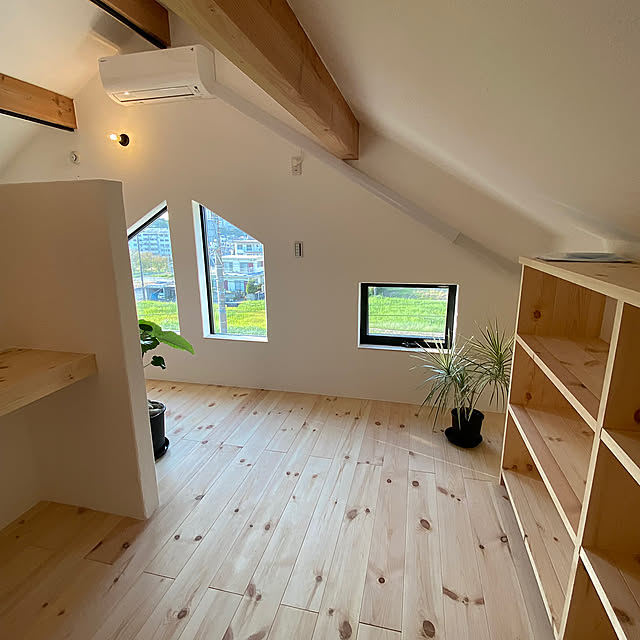 Lounge,ロフト,ナチュラル,無垢の床,無添加住宅,無添加漆喰,米のり集成材,吹き抜けリビング mutenka-livehouseの部屋