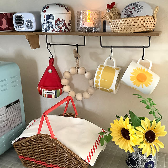 Kitchen,壁面収納,ディスプレイ棚,ライトアップ,かご,toffyノンフライオーブントースター,RoomClipショッピング,タイルシート,リメイク,セリアさんのアイアンバー付き木製ラック,ランチョンマット,マグカップ,ひまわり,キッチン家電,キッチン雑貨,S字フック,フック,グリーン,ディスプレイ,花瓶,癒し,夏,フラワーベース,ディスプレイコーナー,いいね&フォローありがとうございます♡,見せる収納 taeの部屋