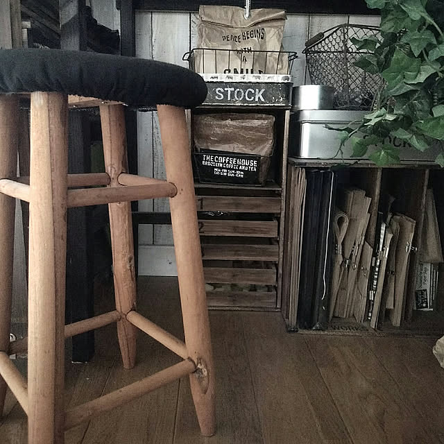 My Desk,自己満足,ニュートラル系,DIY,EDGE-CAFE,男前も可愛いも好き,IG→yuriyana risa,カフェ風インテリアを目指して,フォローすごく嬉しいです♡,RC山口♡,マンション暮らし,作業机DIY,作業机の下,丸椅子,セリア,収納,小引き出しDIY yuriyanaの部屋