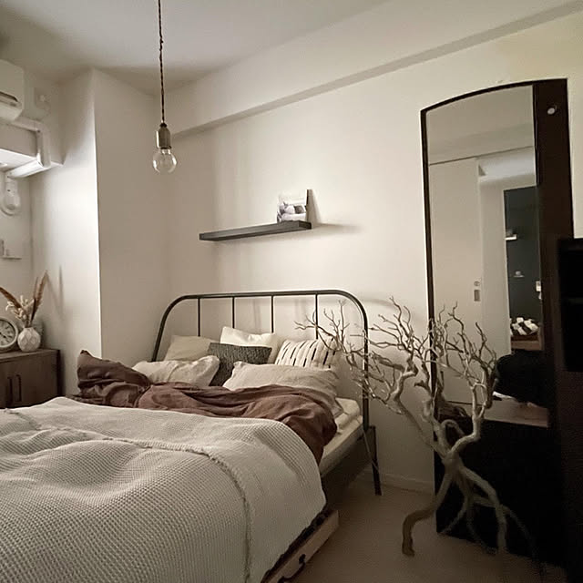ペンダントライト,リネン生地,寝室,秋色インテリア,マンション,ブランケット,流木オブジェ,ベッドフレーム,Bedroom,チェスト kiki__husの部屋