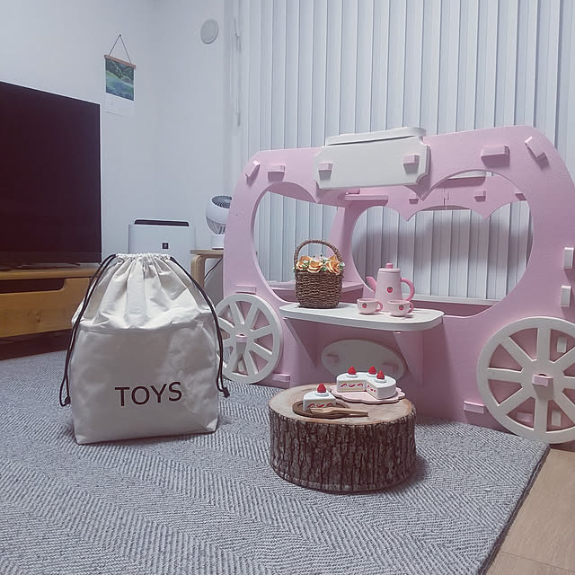 Lounge,買ってよかったもの,幼稚園児,マンションインテリア,マンション暮らし,ニトリ,子供のいる暮らし,馬車,ぬいぐるみ収納,スリコ,3COINS,木のおもちゃ,おままごと,女の子のおもちゃ,プリンセス,切り株スツール,バーチカルブラインドセンターレース,隠す収納,巾着袋,おもちゃ収納,ラグ,北欧暮らしの道具店 カレンダー,飛騨産業 テレビボード Sakuraの部屋