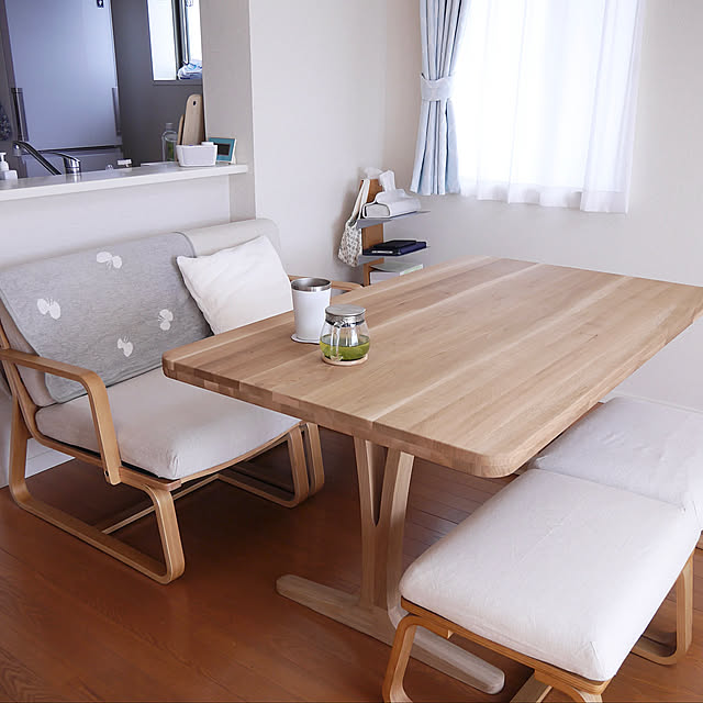 カリモクダイニングテーブル,無印良品,クッション,二人暮らし,ブランケット,ミナペルホネン,リビングでもダイニングでも使えるソファ,ニトリ,カーテン,Overview mikaの部屋