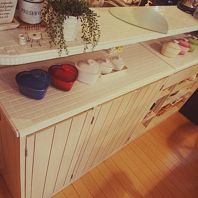 Kitchen,カフェ風,ハンドメイド,観葉植物,ナチュラル,カントリー,ハート好き♡,ハート,ホワイト,DIY,ホワイトインテリア,雑貨,ル・クルーゼ,タイル,キッチンカウンター mokominの部屋