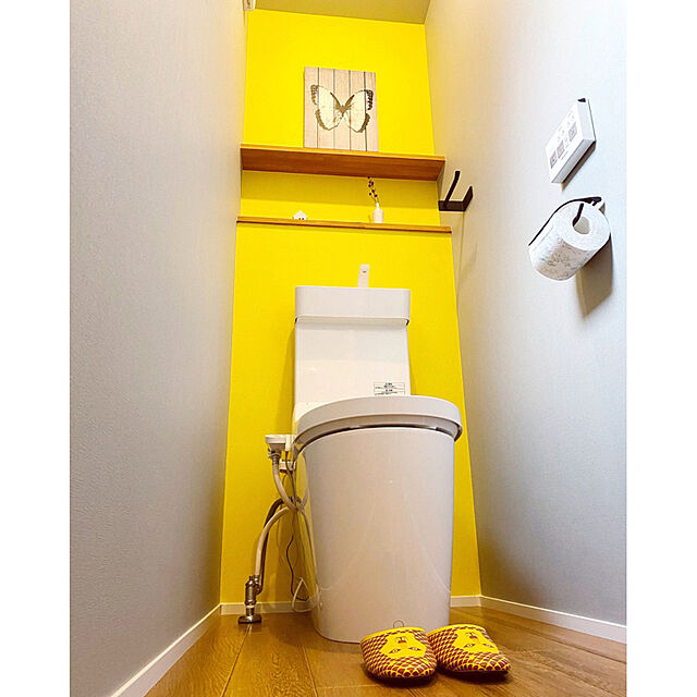 ２階トイレ,イエロー × グレー 壁紙,アクセントクロス,トイレのインテリア,すっきり暮らす,Bathroom Rinの部屋