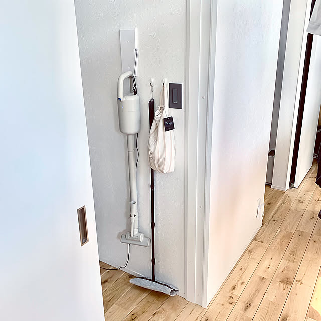 On Walls,石膏ボード用フック,クイックルワイパー,ティッシュケース,フロアワイパー,プラスマイナスゼロ,オークス,動線重視,コードレス掃除機,掃除道具の収納,吊るす収納,浮かす収納 Minteaの部屋