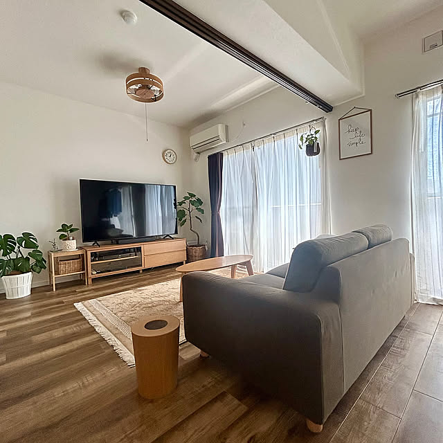 Lounge,すっきり暮らす,無印良品,賃貸マンション,賃貸インテリア,シンプルインテリア,すっきり暮らしたい,リノベーション賃貸,賃貸でも楽しく,IKEA,ニトリ,unico,インテリアグリーン,ナチュラルインテリア,モンステラ,無印良品ソファ,植物のある暮らし,unicoラグ Hiraの部屋