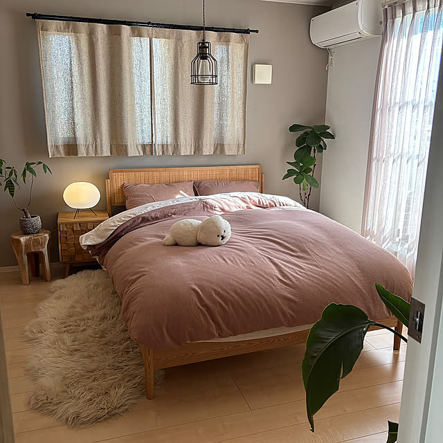 Bedroom,寝室,寝室インテリア,アクセントクロス　グレー,アクセントクロス,RH-9066,壁紙屋本舗,unico ベッドカバー,unico ベッド,ZARA HOME,ANTRY,manbo,unico SOLK,unico,ぬいぐるみ,オーガスタ mimimiの部屋