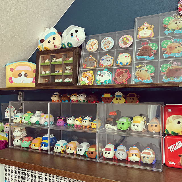 モルカー,推しのいる生活,二階リビング,ネイビーの壁紙,床はウォールナット qinoの部屋