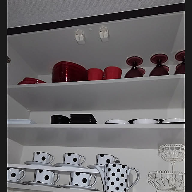 Kitchen,安全対策,カップボード,造作棚,食器棚,防災対策,収納,食器収納,モノトーンインテリア,フランフラン,滑り止めシート,整理整頓,造作家具,造作キッチン,カップボード収納,食器棚収納,キッチン収納,差し色は赤,落下防止,すべり止めシート,透明 Himeの部屋