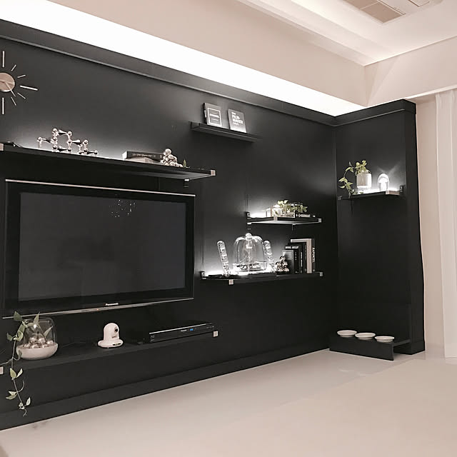 Lounge,DIY,シンプル,モダン,シンプルモダン,モノトーン,モノトーンインテリア,アクセントクロス,アクセントウォール,ブラックインテリア,ホテルライク,海外風インテリア,壁掛けテレビ,賃貸,harman kardon,ハーマンカードン スピーカー,BLICIA,ディアウォール,間接照明,ウィルマンベース,Stoff Nagel,IKEA MAKOの部屋