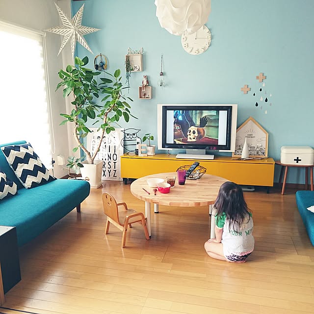 Lounge,丸いテーブル,アパート,フライングタイガー,テーブル　DIY,ワンズ,観葉植物,名前がわからない雑貨,IKEA,ニトリ,mt,フランフラン,六畳,ちゃぶ台からリメイク,デザインレターズ,フィカスアルテシマ,ゴムの木,セリア,ペイント,アイアンふくろう,3コインズ kyusukeの部屋