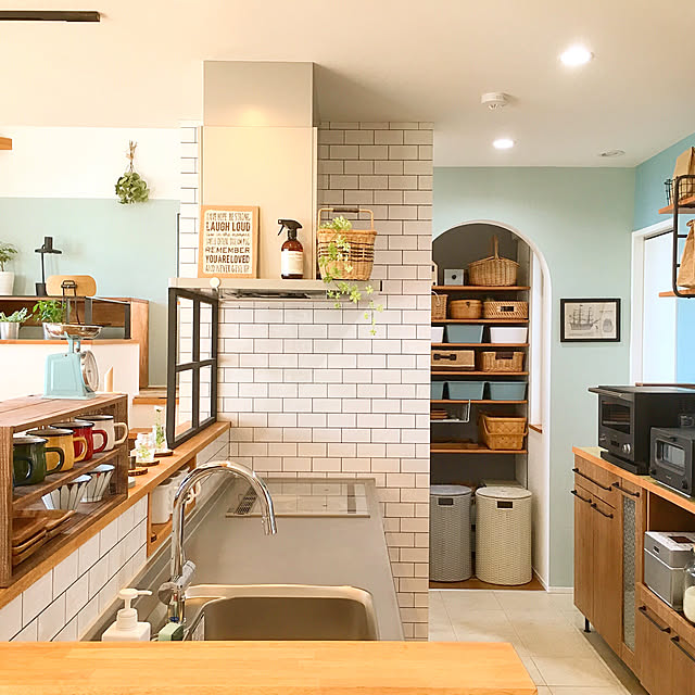 After！,ショーケース DIY,グローエ×クリンスイ 水栓,食器棚リメイク,セルフペイントの壁,スキップフロアの家,パナソニックキッチン,スパイスニッチ,サブウェイタイル,DIY,造作キッチンカウンター,アイランドキッチン,パントリー,名古屋モザイク,パナソニック ラクシーナ,窓枠 DIY,ACTUS,オシャレ家電,アクセントクロス,Kitchen Rinの部屋