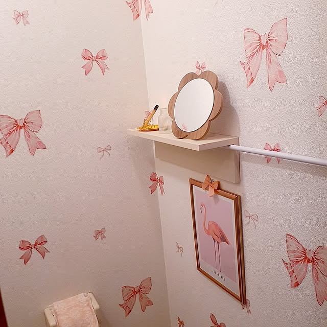 Bathroom,トイレのインテリア,みなさんのお家のこだわりに感心しています,皆さんの魅せ方に感心しています✧,ゆっくり少しずつ出不精になるお部屋✩.*,sweet flow.style,いいね!フォローありがとうございます✧,感謝永遠に♡*⃝̣◌⑅⃝◍♡◌*,せまくても諦めない！,心地よく暮らす,日々に感謝,ピンクが好き,ゴールドが好き,ホワイトが好き,クリアーが好き,カラフルが好き,お花が好き,リボンが好き,造花のある暮らし,100均,スリーコインズ雑貨 SweetFlow.の部屋