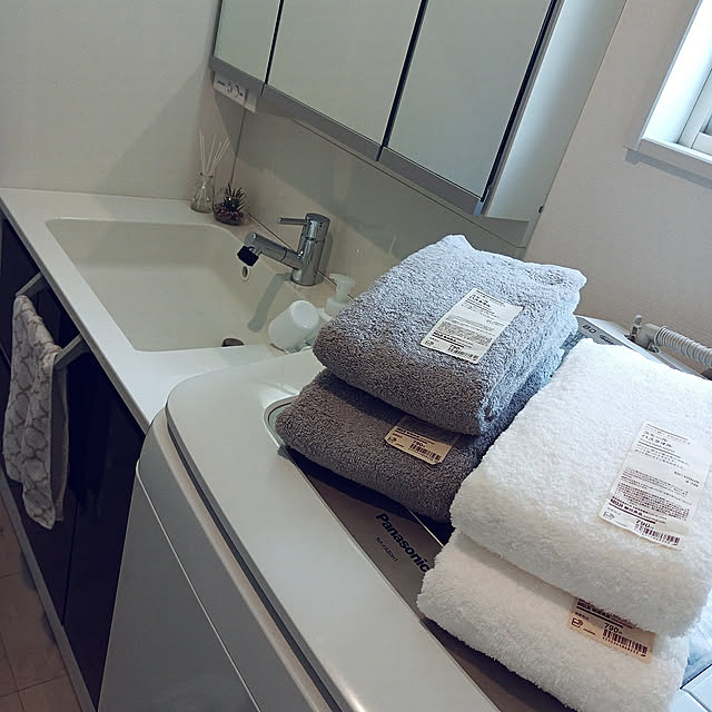 Bathroom,掃除しやすさ重視,シンプルな暮らし,無印良品,グレー×ホワイト,洗面所まわり,バスタオル新調,生乾き対策 co.co.nut-hawaiiの部屋