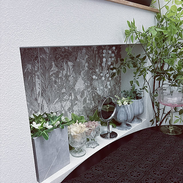 On Walls,リビング,グレーインテリア,グレー,ニッチ飾り,ニッチ,アクセントクロス,平屋,ひとり暮らし,平屋暮らし,プチプラ,ダイソー,オブジェ,シンプル tomatoの部屋