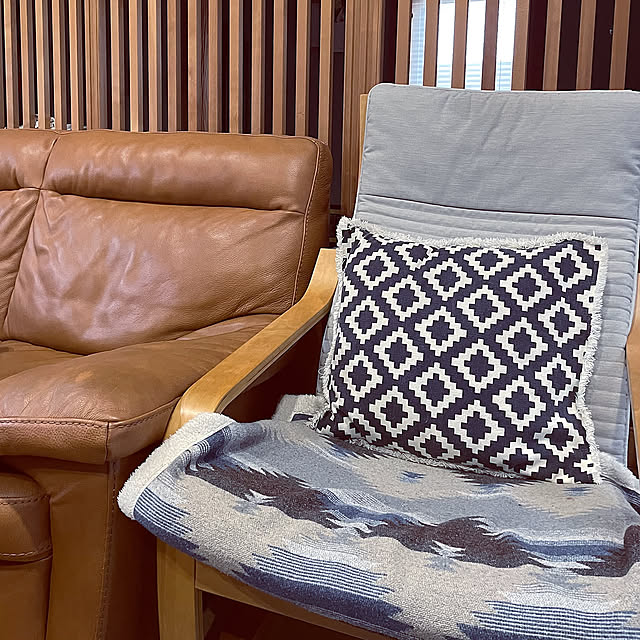 Lounge,ニトリのクッションカバー,ニトリ,幾何学模様,ペットと暮らす家,レザーソファー,可愛い食器,seria,百均の食器,百均,オルティガ柄,IKEAの椅子,IKEA,室内ブランコ,格子戸の向こうが和室,格子戸,リビング yukichi.wanwaの部屋
