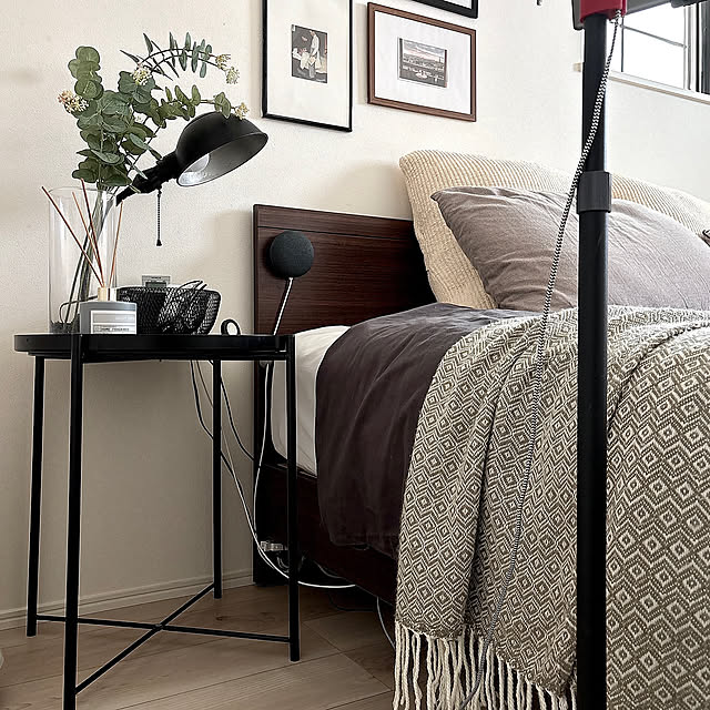 Bedroom,after,すっきり暮らす,スリーエム,モニター投稿,浮かせる収納,スマートスピーカー,コマンドファスナー,新生活フェス2025,小物固定,充電コード,電源タップ,コードクリップ,DAISO商品,IKEA Miiの部屋