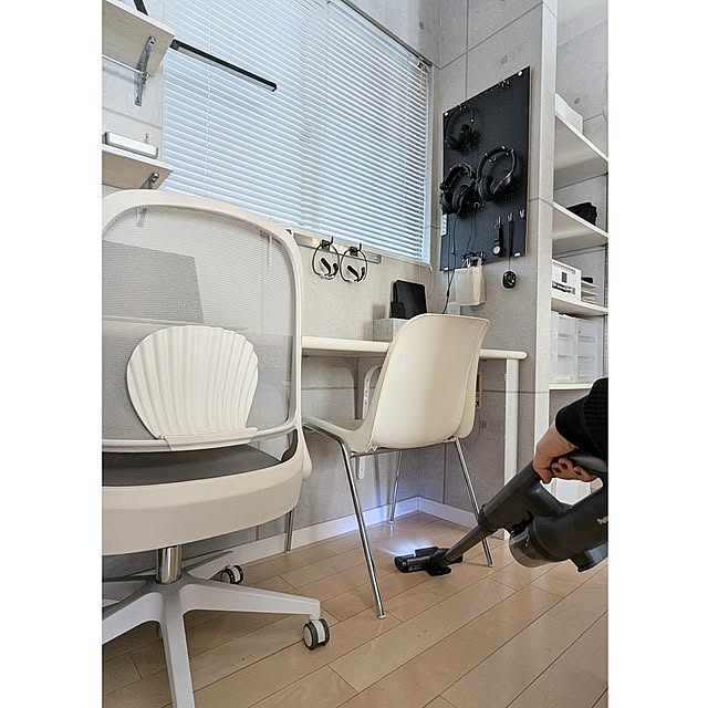 My Desk,掃除機,家電,パナソニック,コードレス掃除機,ラク家事,パソコンデスク,壁面収納,有孔ボード,ヘッドホン置き場,スタディースペース,モニター投稿,モノトーンナチュラル,モノトーン,小掃除,平屋暮らし milの部屋