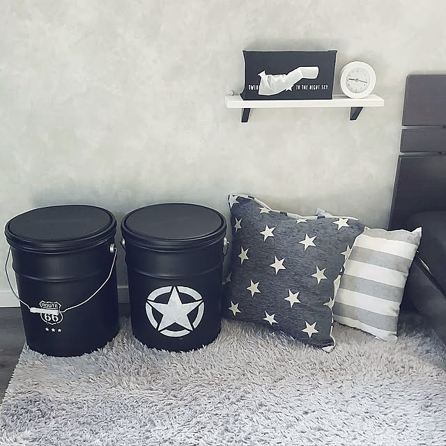 On Walls,ペール缶収納スツール,おもちゃ収納,ペール缶リメイク,グレー,100均,モノトーン,グレーインテリア,かっこよくしたい,白黒好き,小4の部屋,ブラック,マイホーム記録,ニトリ,ニトリのクッションカバー,ニトリの目覚まし時計,白×グレー,セリア,グレー好き♡,モノトーン×ダークブラウン,男前に憧れて♡,シンプル Kanaの部屋