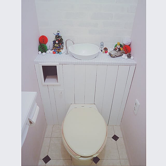 Bathroom,ダイソーのフレーム,クリスマスツリー,ハニカムボール,白レンガ壁紙,プレゼント積みすぎ,キラキラ,ニトリ,クリスマス雑貨,風呂桶,板壁DIY,ピンクの壁紙,クッションフロア,タンクレス風トイレ,タンクレス風,タンクレス DIY,クリスマス,セリア,DIY smileyの部屋