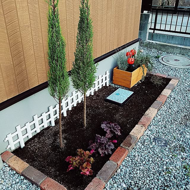 Entrance,ハロウィン雑貨,にわDIY,庭いじり初心者,ゴールドクレスト,まだまだ未完成,花壇ＤＩＹ,ミックスレンガ,にわ gamakeroの部屋