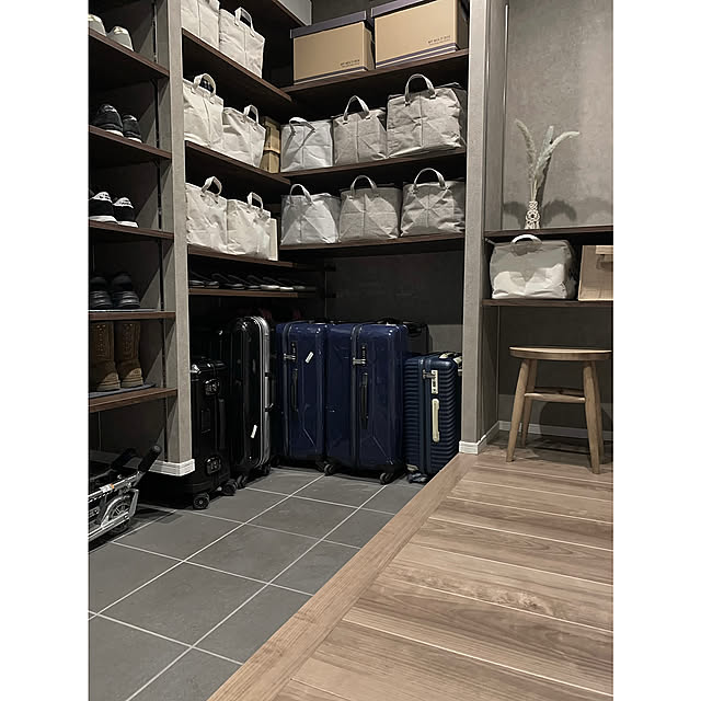 Entrance,造作棚,収納ボックス,シューズクローク,土間,納戸,かご収納,可動棚,パンパスグラス,コートクローク,スツール,関家具,バーチ,RoomClipショッピング,エリススツール,スーツケース収納 Dublingoの部屋