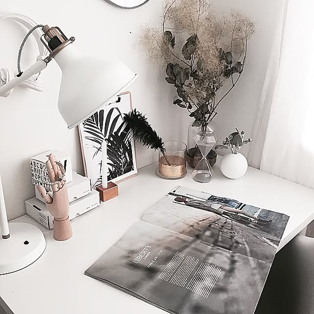 My Desk,洋雑誌,H&M HOME,スモークツリー,ドライフラワー,FARM,IKEA,一輪挿し,白黒,海外インテリアに憧れる,北欧,砂時計,ホワイトインテリア,モノトーン,DULTON,monotonexxx,ハンドメイド,cooee風,feather,ユーカリテトラゴナ,種植えたらユーカリの芽がでる？？,gold,DESIGN LETTERS,ハンドトルソー,デスク周り,モダンデコ etoile_muの部屋