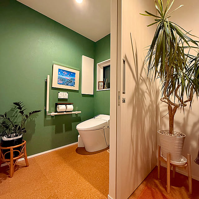 Bathroom,ボタニカルカラー,モスグリーンの壁,モスグリーンの壁紙,バリアフリーのトイレ,バリアフリー対応の家,バリアフリー,バリアフリーな暮らし,東亜コルク,コルクタイルの床,コルクタイル,タンクレストイレ,サティス,車椅子で動ける家,車椅子対応トイレ,0.75坪,0.75坪トイレ,LIXILトイレ,LIXIL,リクシルのトイレ,リクシル,トイレのインテリア tamabaka1971の部屋