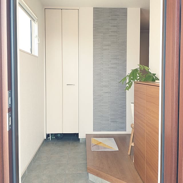 Entrance,玄関,Ｌ字型,玄関内,観葉植物のある暮らし,楽しく暮らす,心地よい暮らし,すっきり暮らす,エコカラット,エコカラットの壁,FIX窓,FIX,玄関マット,マット,パキラ tan5の部屋