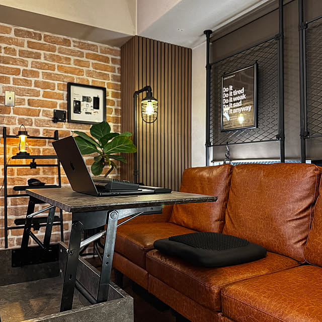 Lounge,間接照明,観葉植物のある暮らし,昇降式テーブル,在宅ワークスペース,デスク周り,ワークスペース,ブルックリンスタイル,インダストリアルインテリア,くつろぎ空間,リビング,リビングインテリア,暮らしを整える,RoomClipイベント,セカンドライフ,男前インテリア LACROWAの部屋