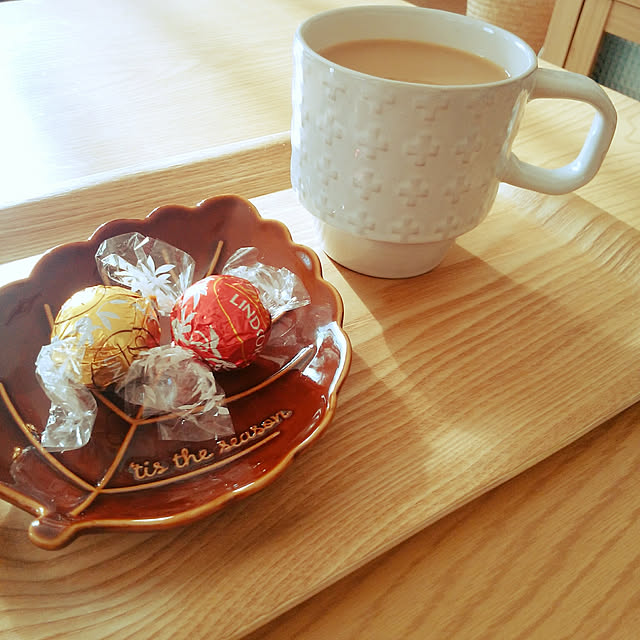 My Desk,ニトリ,ニトリの食器,飴色食器,葉っぱのお皿,セリア,セリアのマグカップ,リンツチョコレート,コストコで買ったチョコレート,チョコレート好き,コーヒー Teaの部屋