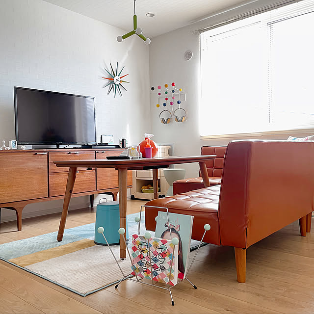 ソファダイニング,IKEA,北欧ヴィンテージ,イームズ,サンバーストクロック,Vitra,ハングイットオール,IDEE,照明,unico,レトロ,賃貸,ポストモダン,スペースエイジ,ディスプレイ,ポップ,韓国インテリア,レトロポップ,ミッドセンチュリー,カラフル,ブックスタンド,ラグ,賃貸インテリア,マガジンラック,Lounge maiyokoyamaの部屋