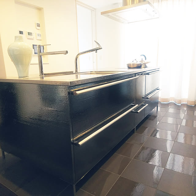 Kitchen,お気に入り,TOYO KITCHEN,トーヨーキッチン,アイランドキッチン,トーヨーキッチンスタイル,セラミックタイル,タイル,タイル床,平田タイル,MUTINA,ムティーナ,Numi,ヌミ,床暖房対応,キッチン床,コンスタンチン・グルチッチ,グルチッチ,アレッシィ,ALESSI,バードケトル,スキャンパン,SCANPAN,富山,富山県,醤油系インテリア,キッチンに住む,やかん,ヤカン,ケトル,フライパン,toyokitchen,コンテンポラリー,コンテンポラリースタイル,マイケルグレイブス,マイケル・グレイブス,Michael Graves,ソテーパン,コンスタンティン・グルチッチ,木のぬくもりが感じられない無機質な部屋 sunaphの部屋