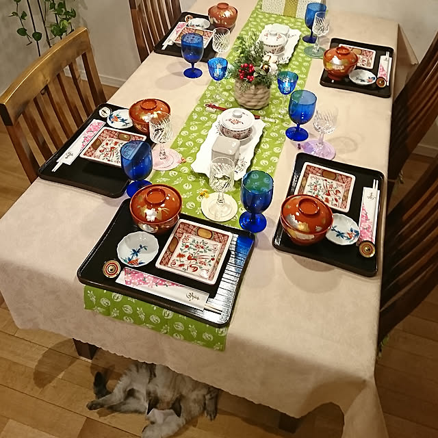 My Desk,食卓,1月2日(水),息子夫婦が年始にやって来ます,正月花,2019年,水引き,独楽の箸置き,ポトス,ねこのいる日常,ねこ,おもてなし,準備,新年パーティー,五人分,折敷,鶴丸紋の手ぬぐい,和柄の手拭いをランナーに,ゴブレット,ワイングラス,クリストフル,エインズレイ,ペニンシュラホテルの茶器,ロイヤルコペンハーゲン,各務クリスタル,江戸切り子,柿右衛門,赤絵角皿,雑煮椀,サンキャッチャーにも水引を,ぎっくり腰をなだめながら準備中 bonobono54の部屋